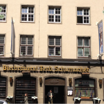 Festliches Frühstück am Heilig Abend bei Kerzenschein